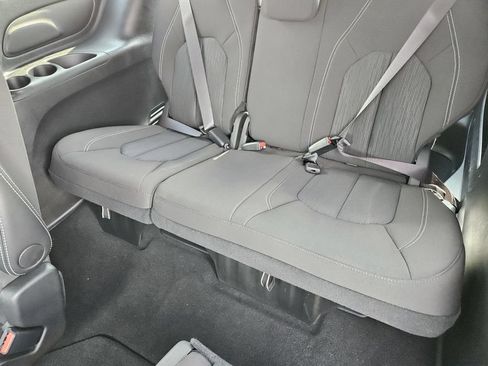 Used 2024 Chrysler Pacifica Touring FWD image 35