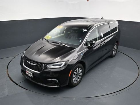 Used 2024 Chrysler Pacifica Limited FWD image 48