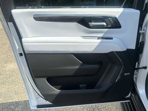 New 2025 Chevrolet Suburban Premier image 47