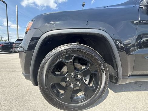 Used 2019 Jeep Grand Cherokee Laredo AWD/4WD image 10