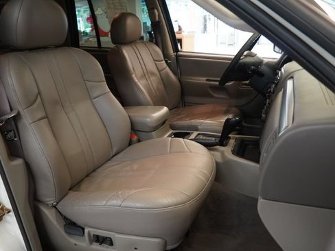 Used 2004 Jeep Grand Cherokee Laredo w/ Cold Weather Group AWD/4WD image 32
