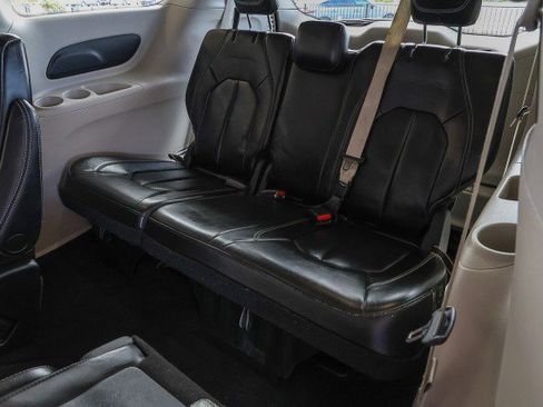 Used 2023 Chrysler Pacifica Touring-L FWD image 27