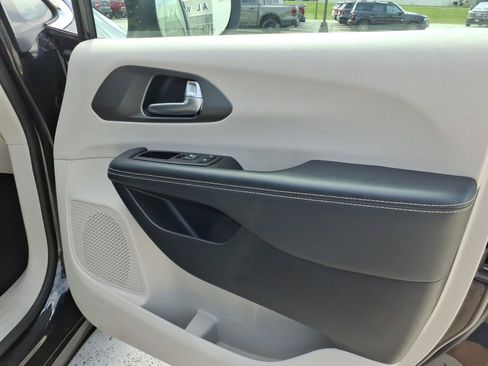 Used 2023 Chrysler Pacifica Touring-L FWD image 8