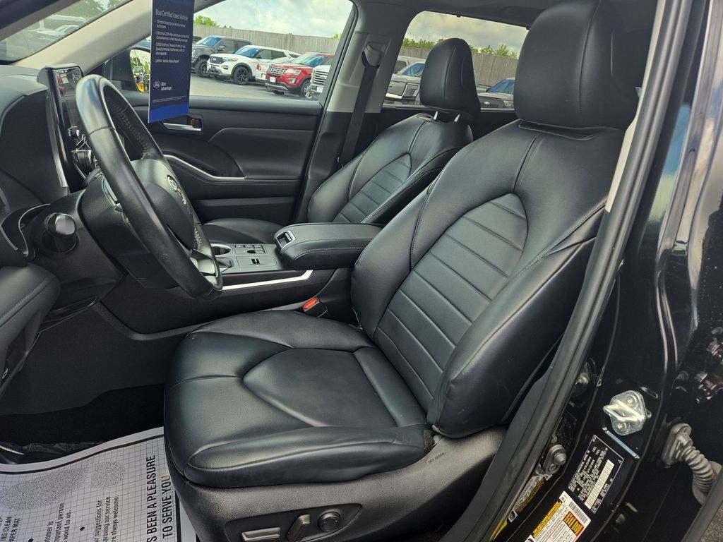 Used 2023 Toyota Highlander XLE AWD/4WD image 6