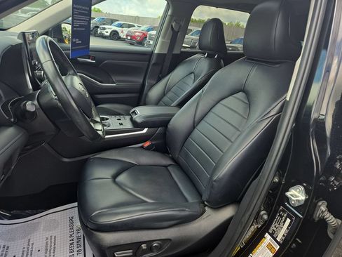 Used 2023 Toyota Highlander XLE AWD/4WD image 6