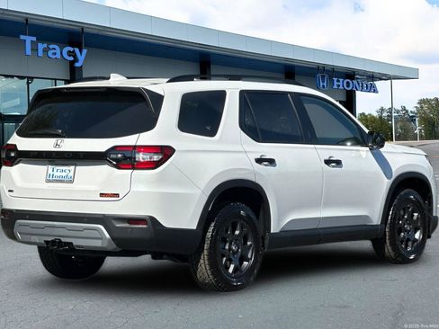 New 2025 Honda Pilot TrailSport image 4