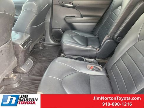 Used 2020 Toyota Highlander XLE AWD/4WD image 29