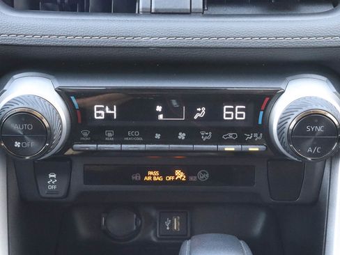 Used 2025 Toyota RAV4 XLE AWD/4WD image 11
