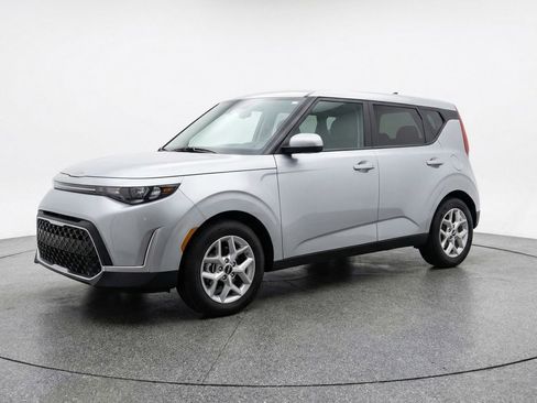 Used 2025 Kia Soul LX w/ LX Technology Package FWD image 3