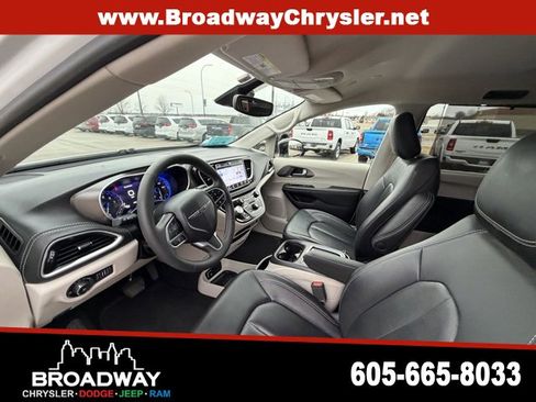 Used 2024 Chrysler Pacifica Touring-L image 16