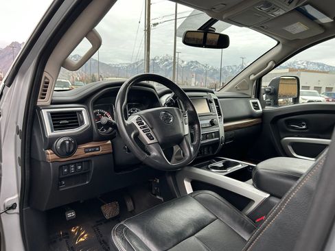 Used 2017 Nissan Titan SL image 10