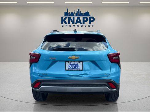 Used 2025 Chevrolet Trax LT FWD image 4