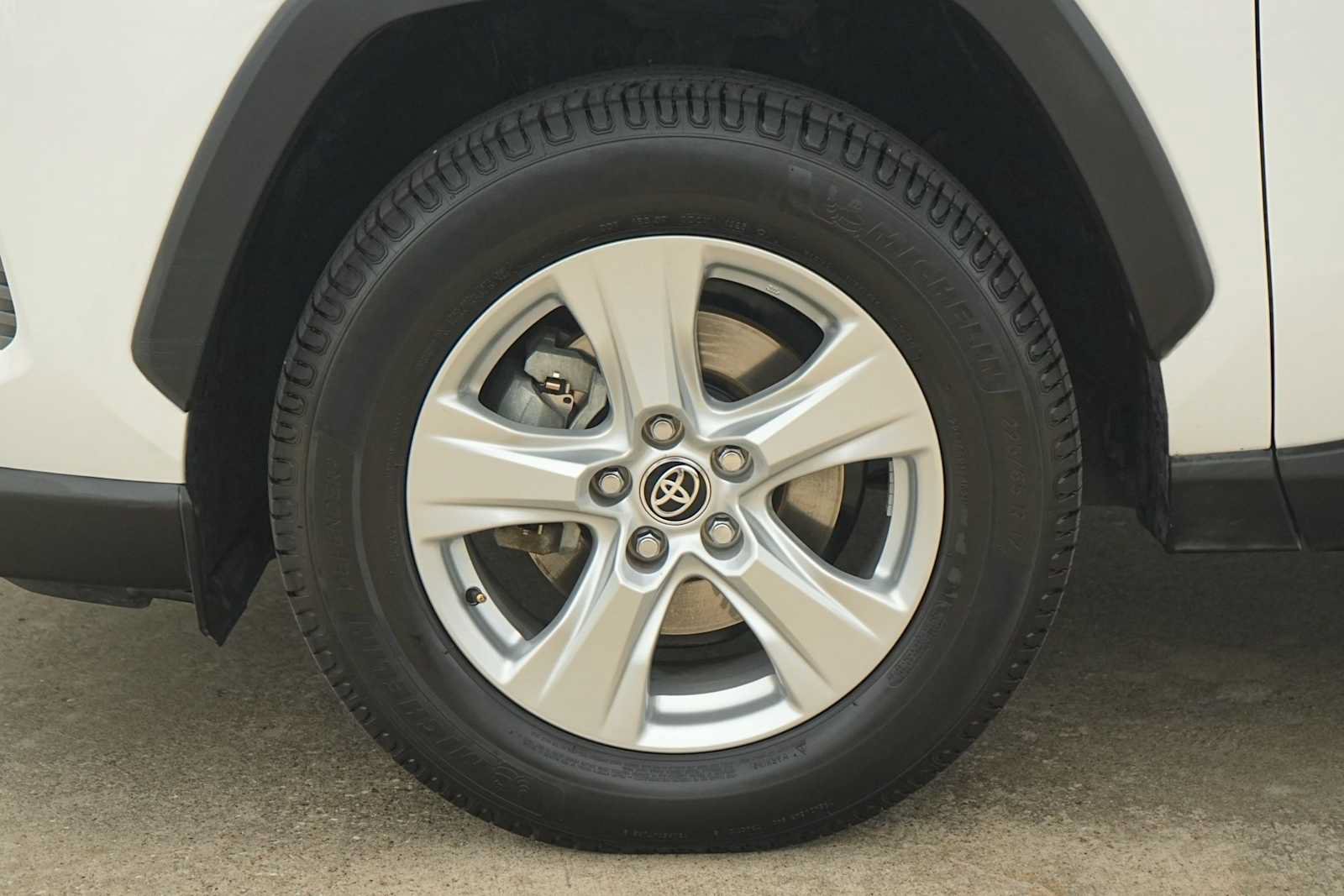 Used 2021 Toyota RAV4 XLE w/ Convenience Package FWD image 7