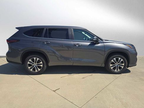 Certified 2025 Toyota Highlander XLE FWD image 2