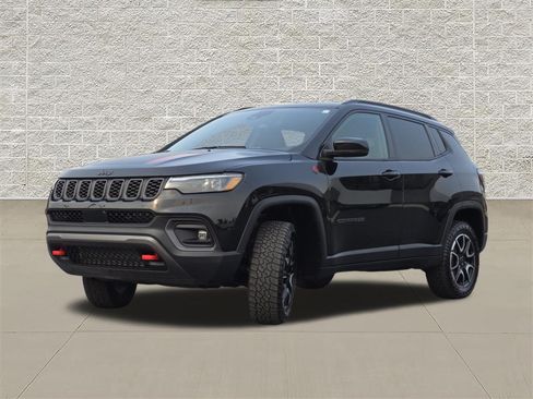 Used 2025 Jeep Compass Trailhawk w/ Trailhawk Elite Group AWD/4WD image 3