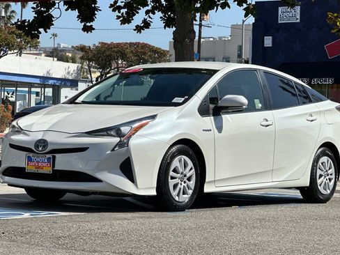 Used 2017 Toyota Prius Two w/ Carpet Mat Package FWD image 8