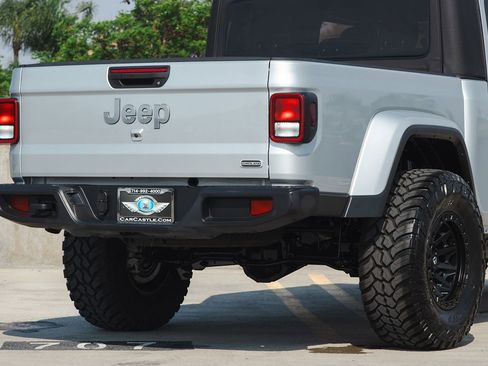 Used 2023 Jeep Gladiator Overland AWD/4WD image 7