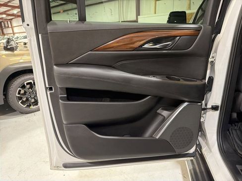 Used 2017 Cadillac Escalade ESV Luxury image 38