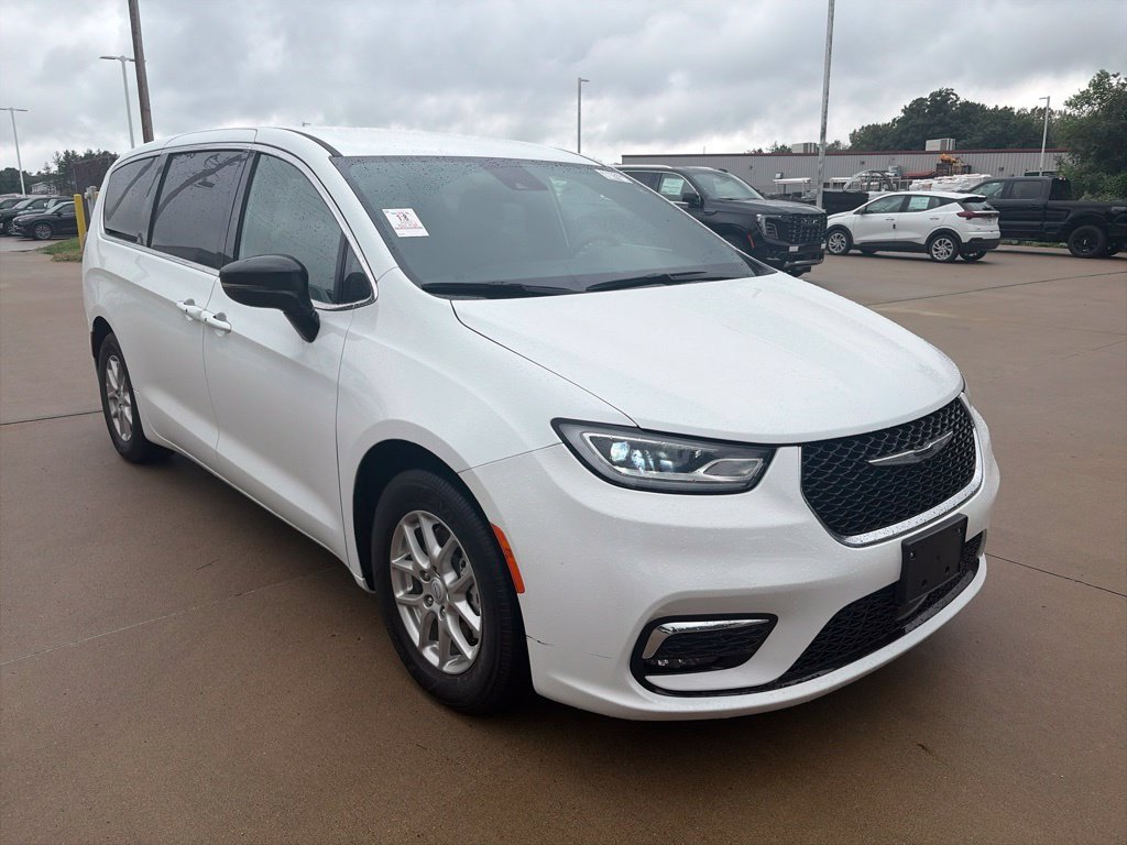 Used 2025 Chrysler Pacifica Select FWD image 5