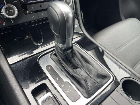 Used 2014 Volkswagen Touareg VR6 image 21