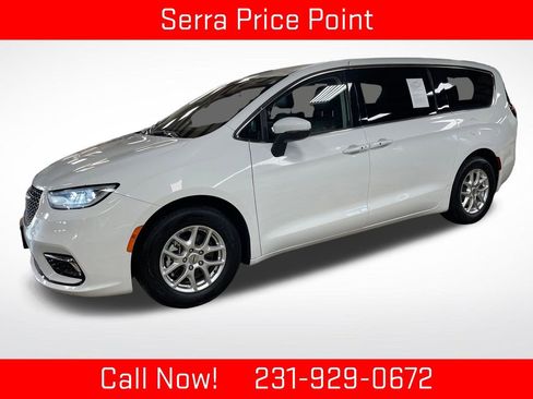 Used 2023 Chrysler Pacifica Touring-L FWD image 1
