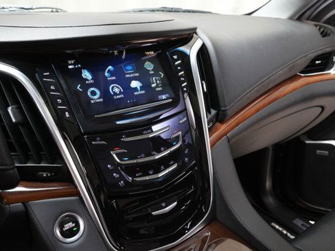 Used 2019 Cadillac Escalade Luxury w/ Escalade Sport Edition image 46