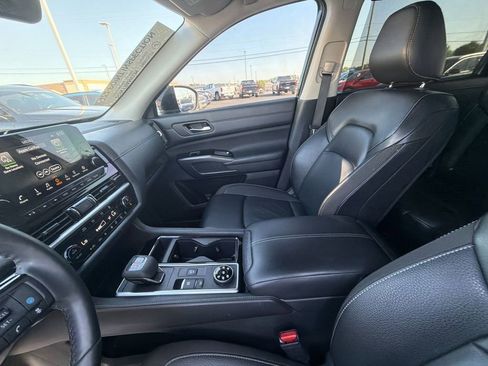 Used 2024 Nissan Pathfinder SL w/ Black Appearance Package AWD/4WD image 11