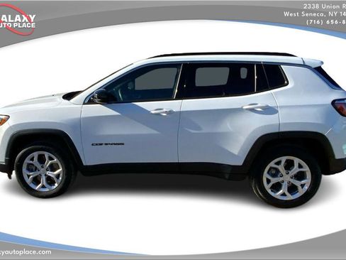 Used 2024 Jeep Compass Latitude AWD/4WD image 8