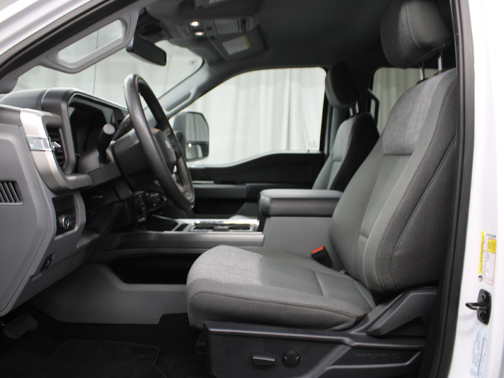 Used 2025 Ford F250 XLT w/ Black Appearance Package AWD/4WD image 15