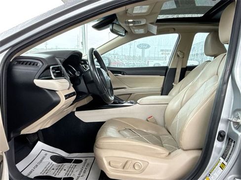 Used 2018 Toyota Camry XLE image 15