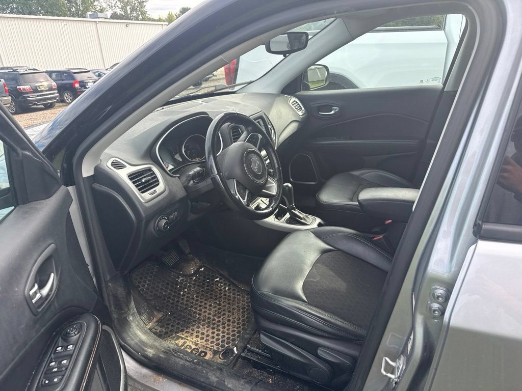Used 2018 Jeep Compass Latitude w/ Cold Weather Group AWD/4WD image 10