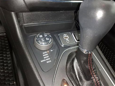 Used 2020 Jeep Cherokee Trailhawk w/ Cold Weather Group image 21