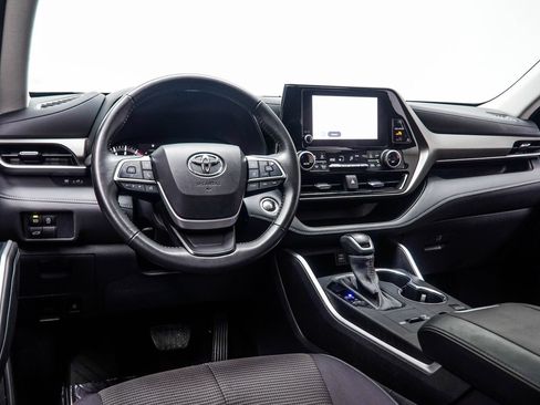 Used 2025 Toyota Highlander LE FWD image 17
