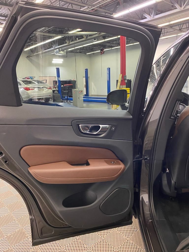 Used 2022 Volvo XC60 B5 Momentum AWD/4WD image 13