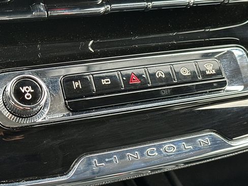 Used 2025 Lincoln Corsair FWD w/ Rear Removable Package Tray image 19