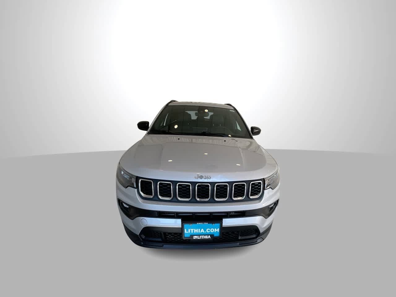 Used 2025 Jeep Compass Latitude AWD/4WD image 3