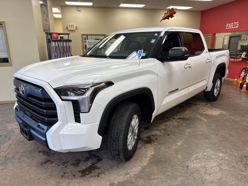 Used 2022 Toyota Tundra SR5 w/ SR5 Premium Package image 3