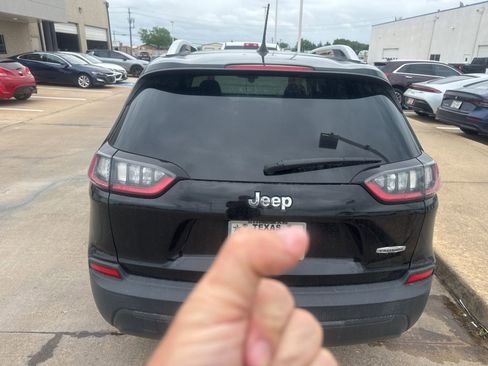 Used 2019 Jeep Cherokee Latitude w/ Popular Appearance Group image 4