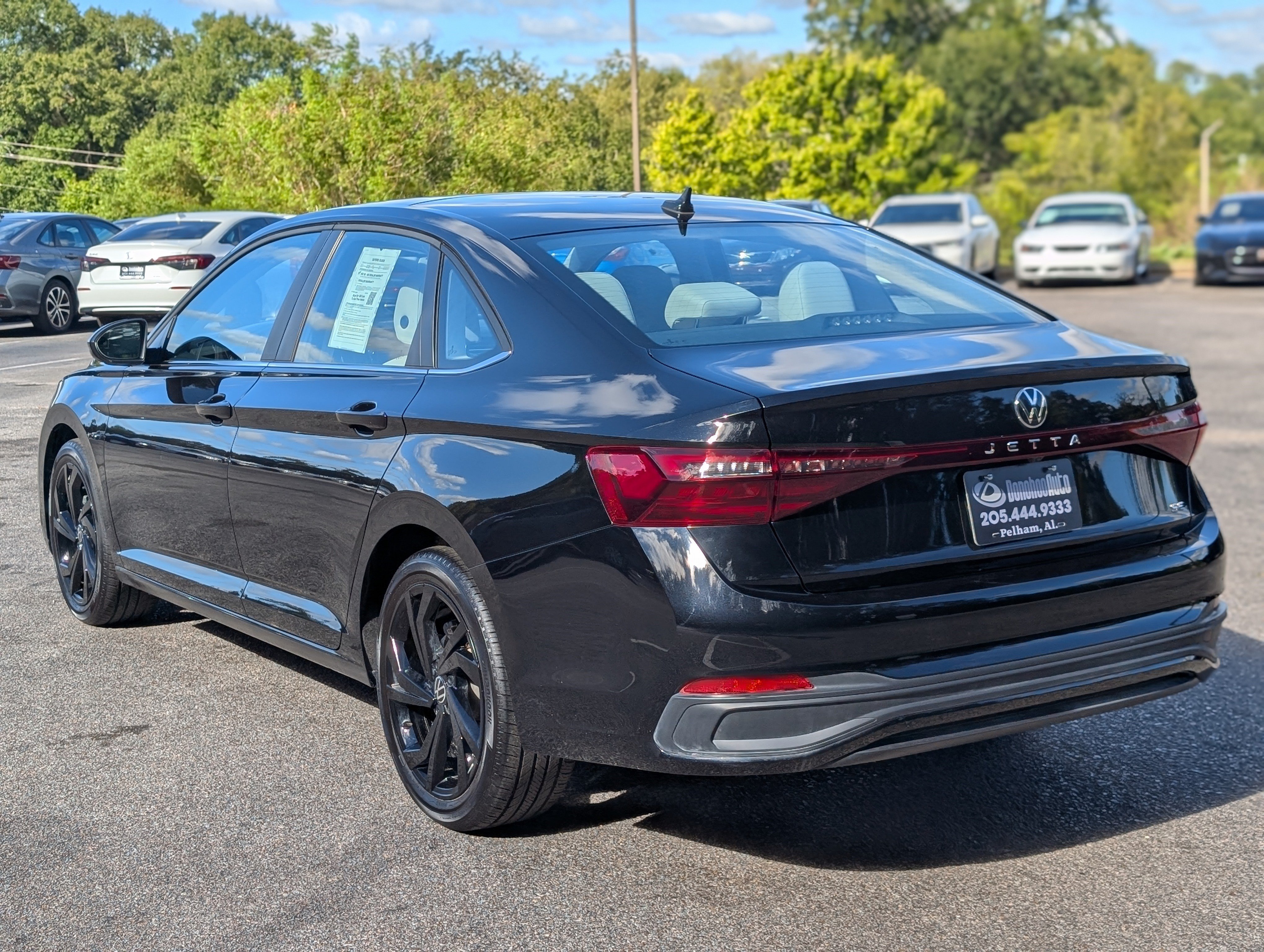 Used 2025 Volkswagen Jetta SE w/ Sunroof Package FWD image 7