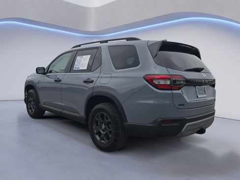 Used 2025 Honda Pilot TrailSport image 3