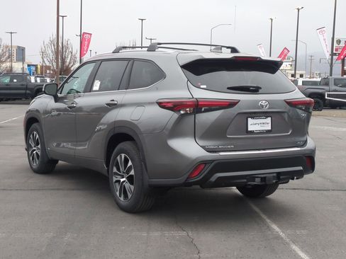 New 2026 Toyota Highlander XLE image 3