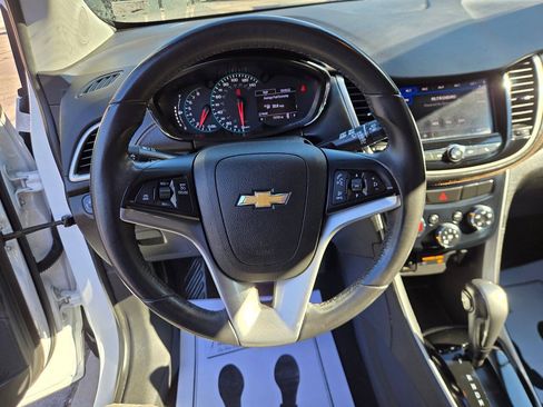 Used 2020 Chevrolet Trax LT w/ Sun & Sound Package AWD/4WD image 11