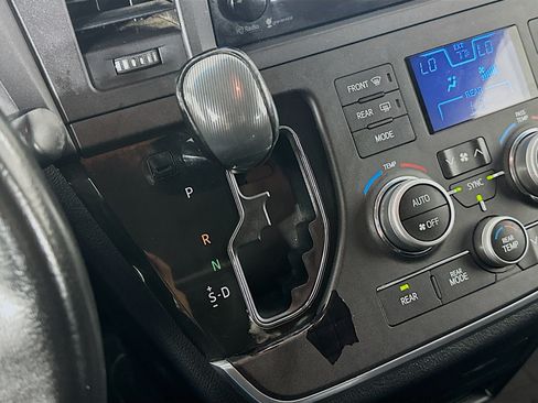 Used 2015 Toyota Sienna SE FWD image 24