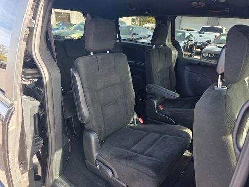 Used 2015 Dodge Grand Caravan SE image 12