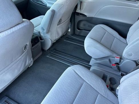 Used 2020 Toyota Sienna LE w/ Carpet Mat Package image 14