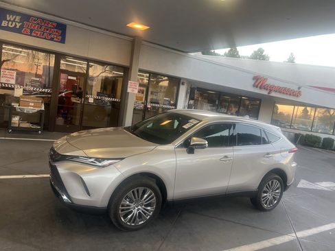 Used 2022 Toyota Venza XLE image 3