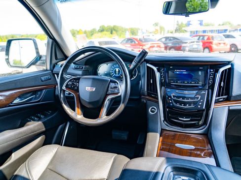 Used 2020 Cadillac Escalade ESV Luxury AWD/4WD image 38