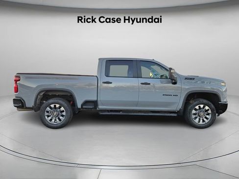 Used 2024 Chevrolet Silverado 2500 Custom w/ Custom Value Package image 4