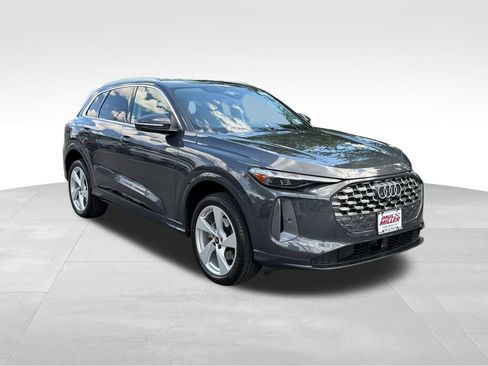 Used 2025 Audi Q5 Premium w/ Premium Plus AWD/4WD image 3