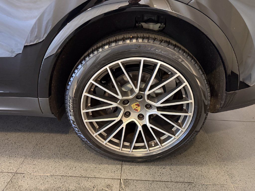 Certified 2023 Porsche Cayenne Platinum Edition AWD/4WD image 11